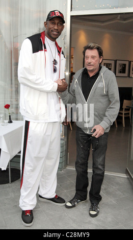 LA Laker D. J. Mbenga und Johnny Hallyday Johnny Hallyday und seine Frau Laetitia, zu Mittag mit LA Laker D. J. Mbenga an Stockfoto
