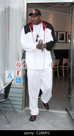 LA Laker D. J. Mbenga Johnny Hallyday und seine Frau Laetitia, stehen Mittagessen mit LA Laker D. J. Mbenga Petrossian auf Robertson Stockfoto