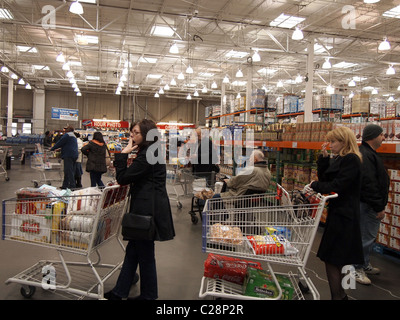 Shopper am Check-Out-Warteschlange zu Costco Wholesale, eine große Kiste USA Ladenkette, 24. März 2011, Katharine Andriotis Stockfoto