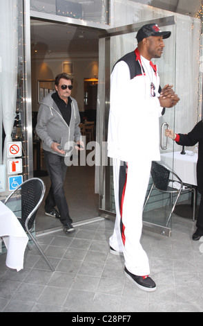 Johnny Hallyday und LA Laker D. J. Mbenga verlassen Petrossian auf Robertson Blvd. Los Angeles, Kalifornien, USA - 05.12.09 / Stockfoto