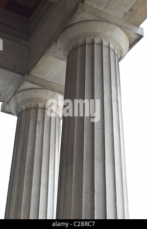 Ausschnitt aus zwei klassischen griechischen Säulen von einem niedrigen Winkel Ansicht Stockfoto