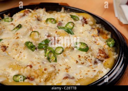 Koreanisches Essen Verkauf auf Restaurant, Südkorea Chili Huhn mit zertrümmerten Süßkartoffel auf die Mozzarella-Käse Stockfoto