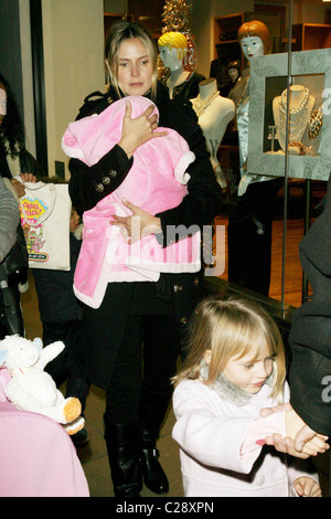 Heidi Klum, Lou Samuel und Leni Heidi Klum deckt ihre neue Baby-Tochter Lou Samuel in einem rosa Decke für einen shopping-trip in Stockfoto