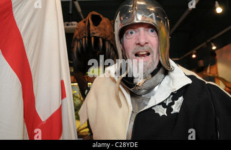 Mann verkleidet als englischer Ritter und große Flagge von St. George nach England St George feiern in Dudley Stockfoto