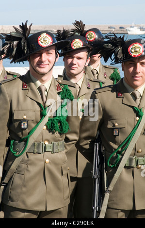 italienische Armee uniform Federn Bersaglieri schwarzen Auerhahn Feder Stil stilvolle Mode einheitliche Uniforma zeremoniellen Kleid Stockfoto