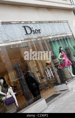 Exklusive Designer Store Dior, gesehen hier auf eine leicht angewinkelte Aspekt in Ihrem Store in New Bond Street. Stockfoto