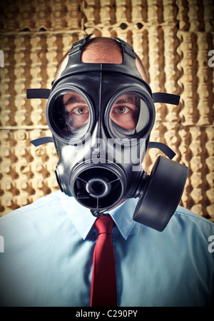 Porträt der Geschäftsmann mit klassischen Gasmaske Stockfoto