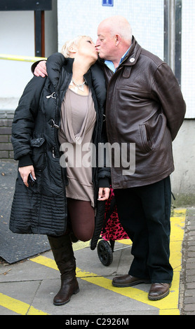 Denise Welsh und Tim Healy küssen Prominenz außerhalb der ITV-TV-Studios London, England - 15.12.09 WENN.com Stockfoto