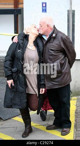 Denise Welsh und Tim Healy küssen Prominenz außerhalb der ITV-TV-Studios London, England - 15.12.09 WENN.com Stockfoto