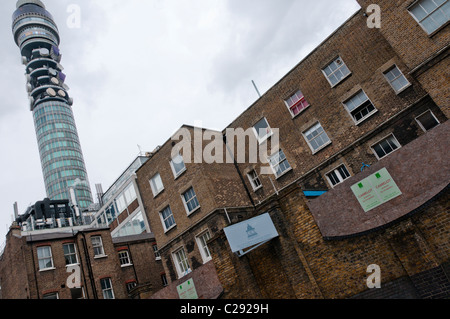 Die alten Strand Union Workhouse und BT Post Office Tower in Cleveland Street, central London. SIEHE BESCHREIBUNG FÜR DETAILS. Stockfoto