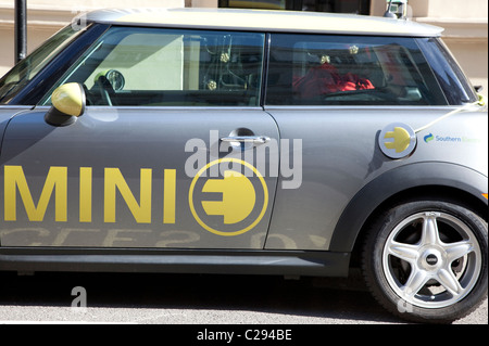 Mini E Elektroauto aufladen an einem Punkt im Zentrum von London Stockfoto