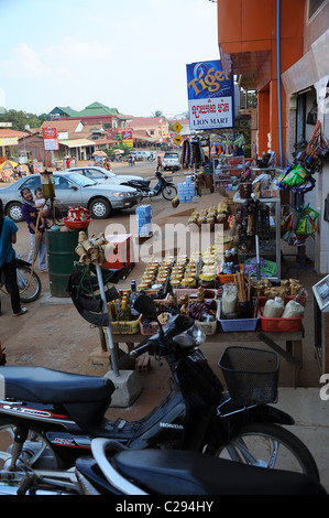 Hauptstraße durch Stadt von Sen Monorom, Hauptstadt der Provinz Mondulkiri, Kambodscha Stockfoto