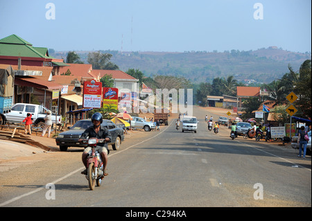 Hauptstraße durch Stadt von Sen Monorom, Hauptstadt der Provinz Mondulkiri, Kambodscha Stockfoto