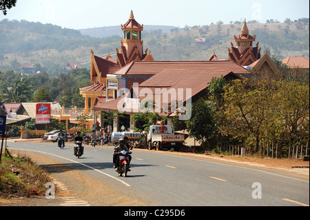 Hauptstraße durch Stadt von Sen Monorom, Hauptstadt der Provinz Mondulkiri, Kambodscha Stockfoto