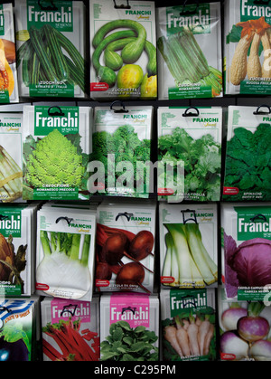 Pakete von Gemüsesamen von Franchi von Italien auf der Messe in London Stockfoto