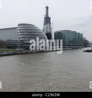 Der Shard Wolkenkratzer im Bau und City Hall London England April 2011 Stockfoto