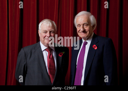 Die Rt Hon Lord (Chris) Patten (links) und Herrn (David) Wilson Tillyorn, beide ehemalige Gouverneur von Hong Kong. Stockfoto