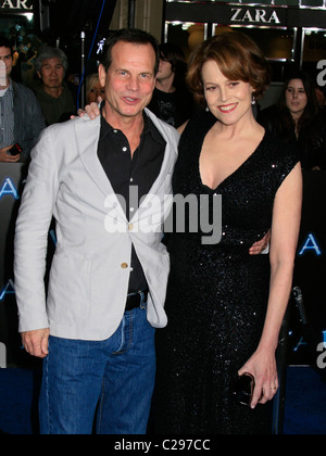 Bill Paxton und Sigourney Weaver Los Angeles Premiere von 'Avatar' statt, bei der Graumans Chinese Theatre Los Angeles, Kalifornien Stockfoto