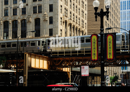 Chicagos 'El' oder Hochbahn eine Kreuzung in der Nähe des Theaterviertels West Randolf und Wells St auf der Durchreise. Stockfoto