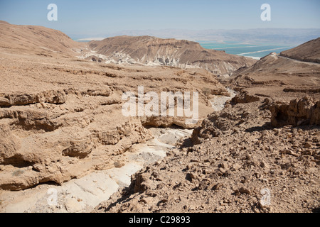 Felsige Wüste Israels, genauer das Austrocknen der Wasserstraße. Das Tote Meer ist in der Ferne. Stockfoto