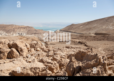 Felsige Wüste Israels, genauer das Austrocknen der Wasserstraße. Das Tote Meer ist in der Ferne. Stockfoto