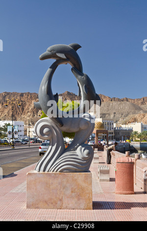 Aquatische Delphin Skulpturen an der Corniche Promenade in Muscat, Oman. Stockfoto