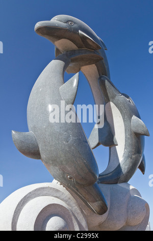 Aquatische Delphin Skulpturen an der Corniche Promenade in Muscat, Oman. Stockfoto