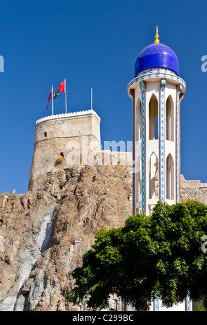 Das Minarett der Moschee El Khawr vor Al Mirani Forts in Maskat, Oman. Stockfoto