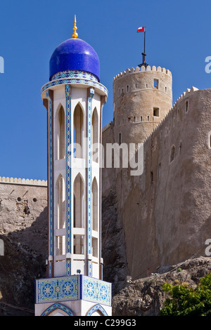 Das Minarett der Moschee El Khawr vor Al Mirani Forts in Maskat, Oman. Stockfoto