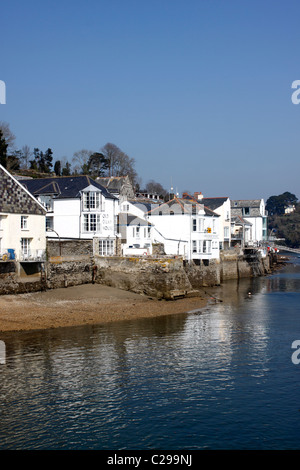 RIVERSIDE-EIGENSCHAFTEN IN DER ALTSTADT CORNISH VON FOWEY. CORNWALL UK. Stockfoto