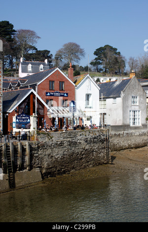 RIVERSIDE-EIGENSCHAFTEN IN DER ALTSTADT CORNISH VON FOWEY. CORNWALL UK. Stockfoto