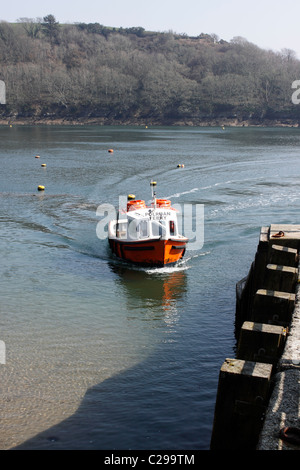 DIE POLRUAN FÄHRE UM DEN STADTKAI IN FOWEY. CORNWALL UK. Stockfoto