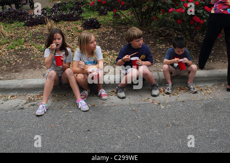 Vier Kinder essen rasiert Eis am Kunst Stadt Austin - 2011 Stockfoto