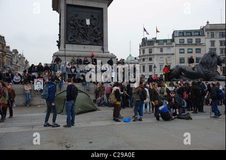 Demonstranten am Trafalgar Square während der "Marsch für die Alternative" Rallye. London, UK. 26.03.2011 Stockfoto