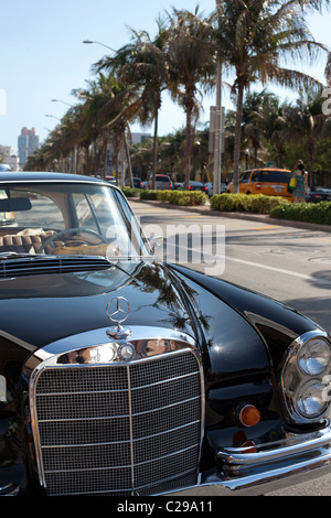 Mercedes Benz Oldtimer in den Straßen von Miami Beach, FL. Stockfoto