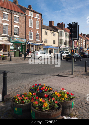 Der High Street von der Markt Stadt Stokesley North Yorkshire an einem sonnigen Frühlingstag Stockfoto