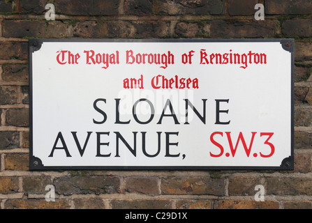 Straßenschild für Sloane Avenue, SW3 im Royal Borough of Kensington und Chelsea, London, UK.  Februar 2011 Stockfoto