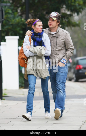 Jools Oliver und Jamie Oliver zusammen spazieren durch Primrose Hill in London, England - 11.12.09 Stockfoto