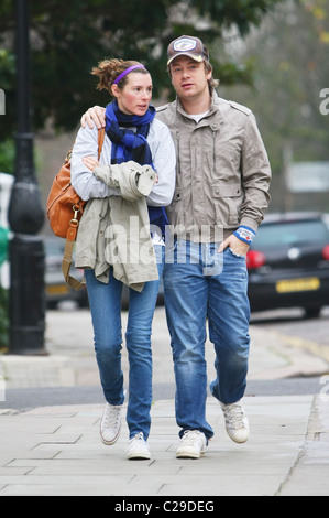 Jools Oliver und Jamie Oliver zusammen spazieren durch Primrose Hill in London, England - 11.12.09 Stockfoto