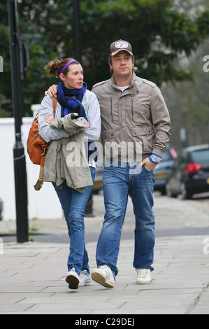 Jools Oliver und Jamie Oliver zusammen spazieren durch Primrose Hill in London, England - 11.12.09 Stockfoto