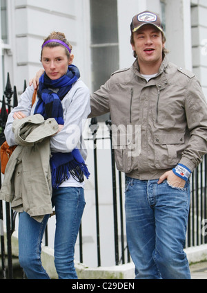 Jools Oliver und Jamie Oliver zusammen spazieren durch Primrose Hill in London, England - 11.12.09 Stockfoto