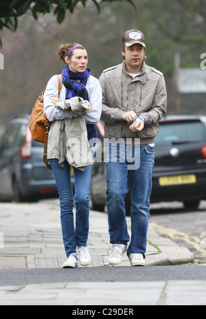 Jools Oliver und Jamie Oliver zusammen spazieren durch Primrose Hill in London, England - 11.12.09 Stockfoto