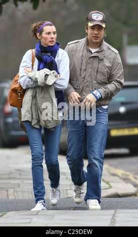 Jools Oliver und Jamie Oliver zusammen spazieren durch Primrose Hill in London, England - 11.12.09 Stockfoto