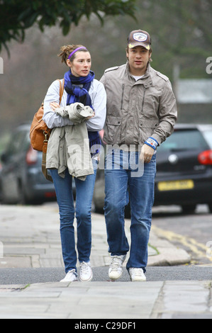 Jools Oliver und Jamie Oliver zusammen spazieren durch Primrose Hill in London, England - 11.12.09 Stockfoto