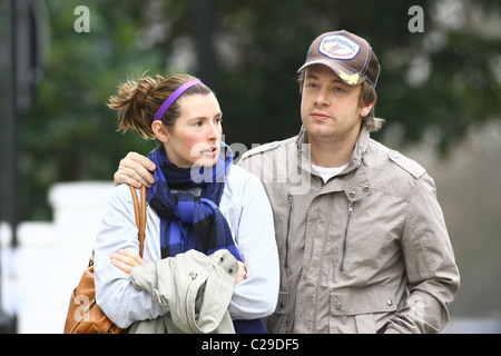 Jools Oliver und Jamie Oliver zusammen spazieren durch Primrose Hill in London, England - 11.12.09 Stockfoto