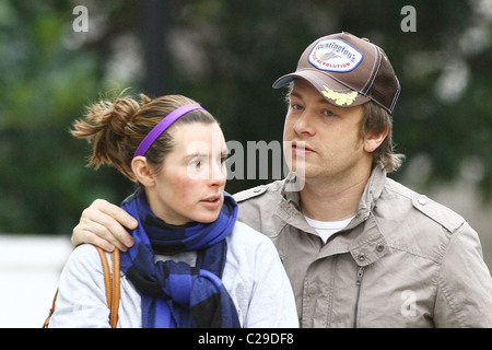 Jools Oliver und Jamie Oliver zusammen spazieren durch Primrose Hill in London, England - 11.12.09 Stockfoto