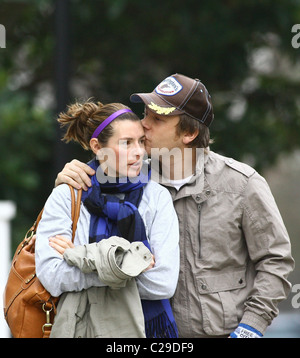 Jools Oliver und Jamie Oliver zusammen spazieren durch Primrose Hill in London, England - 11.12.09 Stockfoto