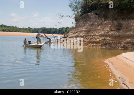 Ein Angler und seinem Führer Fischen einen ruhigen Panoramaschwimmbad Fluss Kolumbiens hübsche Bita auf den östlichen Llanos in Venezuela. Stockfoto