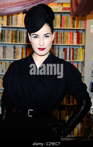 Dita Von Teese unterschreibt Exemplare ihres neuen Buches "Dita Striptease" Samuel Französisch Buchhandlung Los Angeles, Kalifornien - 11.12.09 Stockfoto