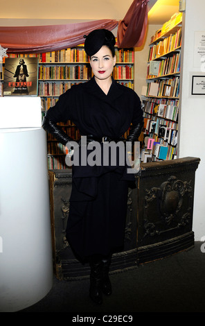 Dita Von Teese unterschreibt Exemplare ihres neuen Buches "Dita Striptease" Samuel Französisch Buchhandlung Los Angeles, Kalifornien - 11.12.09 Stockfoto